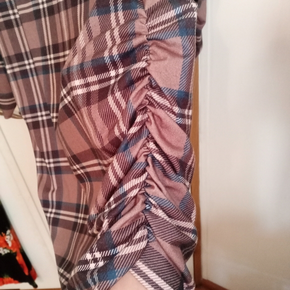 006 Plaid Fitted Fall / Winter Dress With Ruching on Sides and 3/4 Sleeves Sz. L - Picture 7 of 10